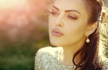 Yüzünde makyaj ile manken. Güzellik ve doğa