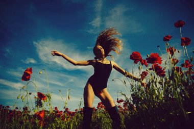 Seksi kız ile bir olun. kadın veya kız çiçek alanındaki haşhaş tohumu