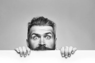 ifadelerinizi için yer. kağıt ile şaşırmış adam