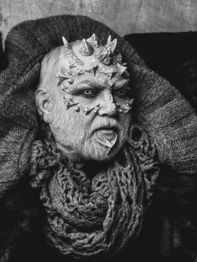 Dragon cilt ve sakallı olan adam. Canavar yüz beyaz göz, keskin dikenler ve siğiller ile