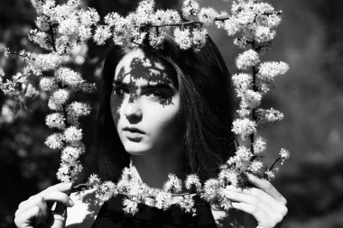 Kız çiçek çerçeve ile. çiçek çiçek açması çerçeve beyaz, tutan kadın