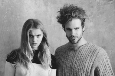 fırfır yakalı çift. Genç çift ya da bej renkli arka plan üzerinde ciddi kadın ve erkek.