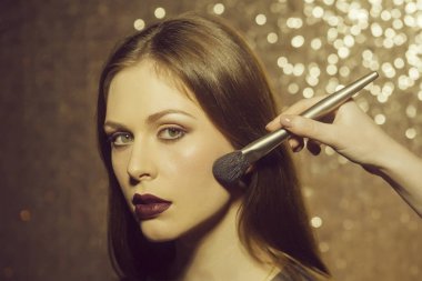 Sima, kozmetik, makyaj. Güzel kız makyaj fırçası ile yüz cilt üzerinde toz alma