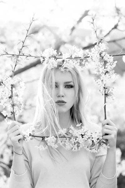Meisje houdt van frame van wit, bloemen bloeien — Stockfoto