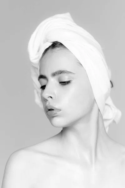 Haarverzorging, Wellness, natuurlijke schoonheid, hygiëne schattig meisje met witte badhanddoek op hoofd — Stockfoto