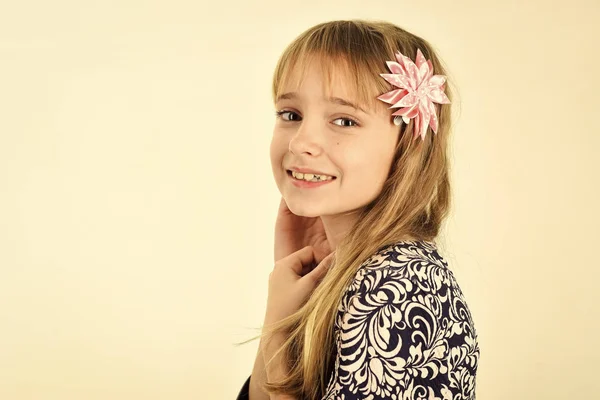 Μικρό κορίτσι με μακριά μαλλιά. κοριτσάκι απομονωθεί σε λευκό φόντο, αντίγραφο χώρου — Φωτογραφία Αρχείου