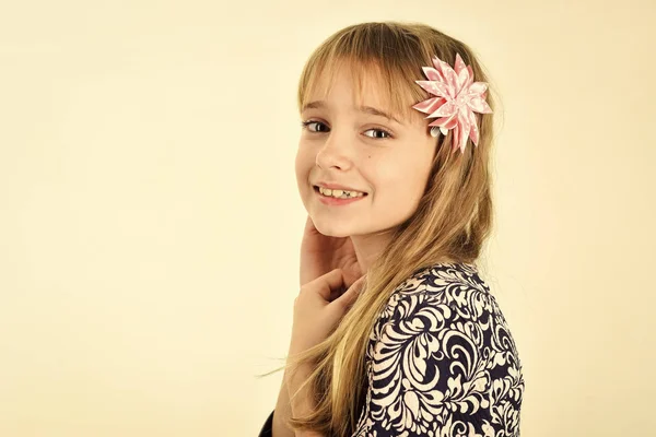 Menina com cabelo comprido. menina isolada no fundo branco, espaço de cópia — Fotografia de Stock