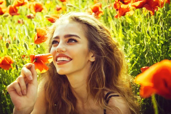 Жінка в макових квітах. красива жінка або щаслива дівчина в полі макового насіння — стокове фото