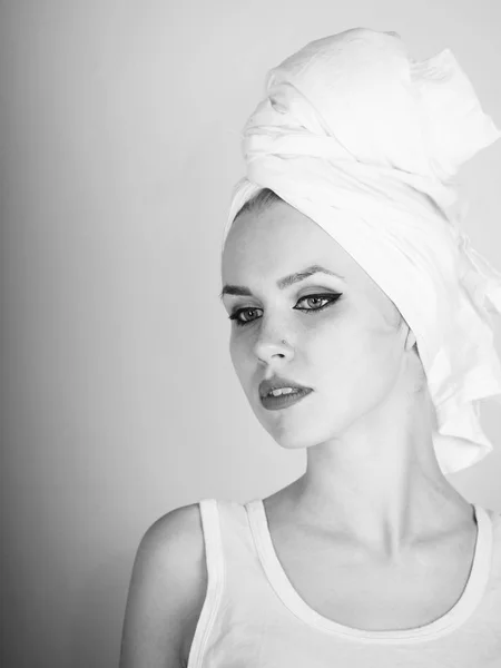 Vlasová kosmetika, wellness, krásy, hygienu. dívka s bílou osušku na hlavu — Stock fotografie