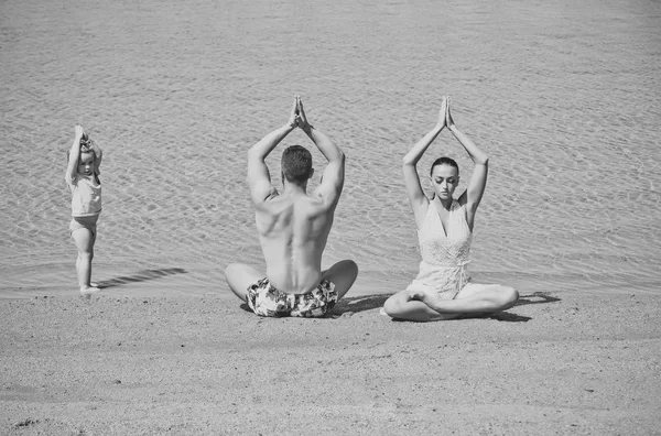 Famiglia yoga di uomo, donna e bambino — Foto Stock