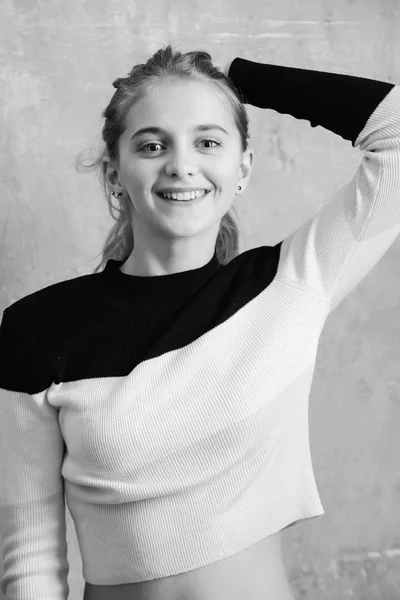 Giovane ragazza sorride. felice bella giovane ragazza, adolescente alla moda su sfondo beige — Foto Stock