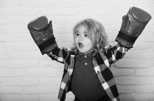 Jeune champion. champion ou heureux petit garçon en gants de boxe rouge, gagnant — Photo