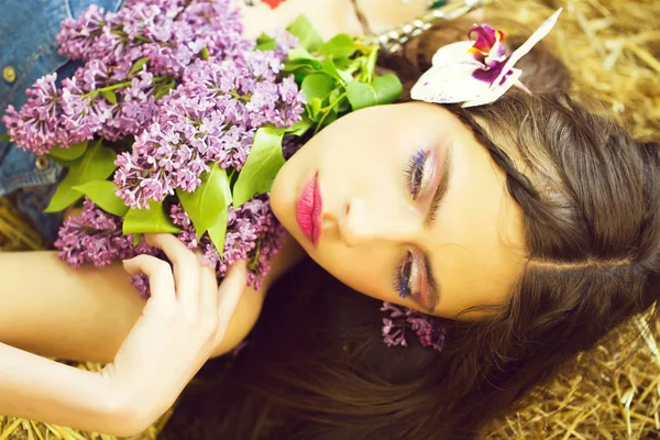 Ländlich. Frühling niedliches Mädchen mit entzückendem Gesicht und Blumen im Haar — Stockfoto