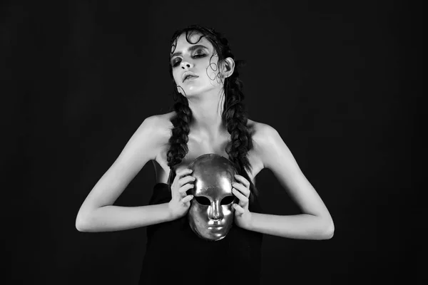 Tiyatro. Altın, karnaval, yüz maskesi tutan kadın — Stok fotoğraf