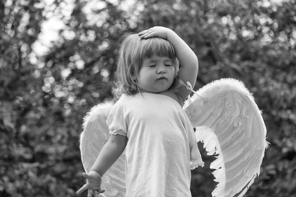 Заботы ангелов. маленький мальчик в крыльях ангела — стоковое фото