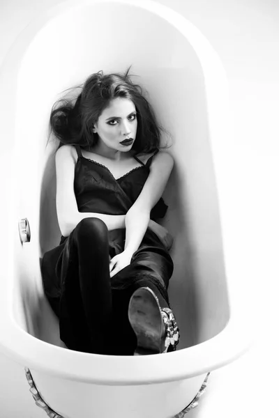 Модний макіяж. біла ванна і красива молода жінка з чорними губами — стокове фото