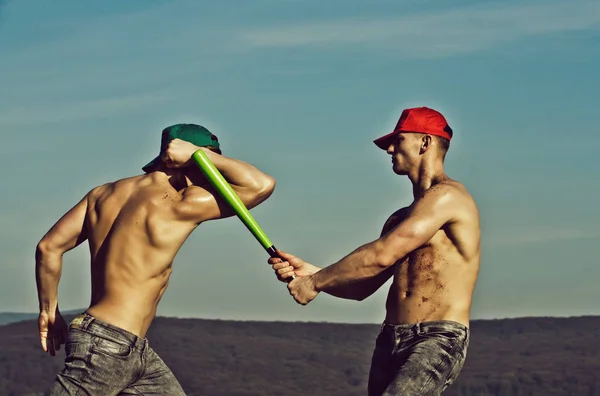 Combate único. jóvenes de hombres con bate de béisbol en la mano —  Fotos de Stock