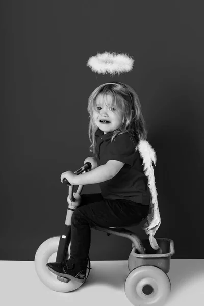 Ángeles también lloran. niño llorando con alas de ángel en bicicleta — Foto de Stock