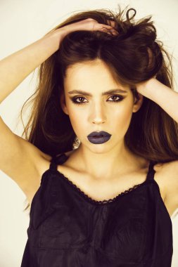 moda portre. siyah dudak, moda makyaj ve uzun saçlı seksi kadınla