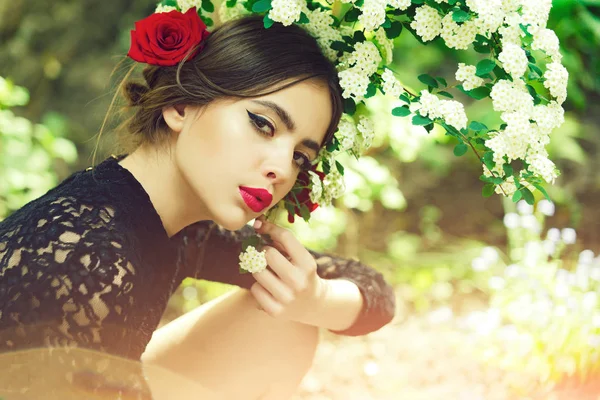Cuidados com a pele, juventude, saúde. beleza e moda, menina com maquiagem espanhola, rosa no cabelo — Fotografia de Stock
