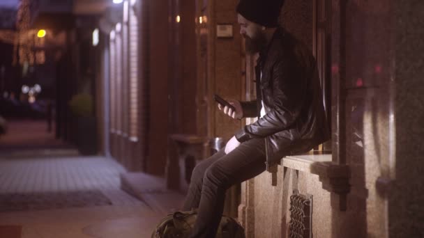 Hombre barbudo esperando a alguien por la noche — Vídeos de Stock