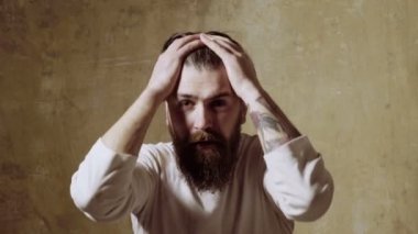 adam üzerinde eğilir ve kendini yüzünde bir sıçrama serin, taze su ile gençleştirir.