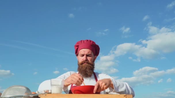 Boulanger barbu. Cuisiner dehors. Eco boulangerie. Baker cuire un pain frais — Video