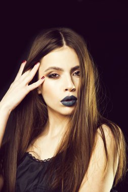 moda makyaj kız. siyah arka plan üzerine izole kadın var uzun saç ve makyaj