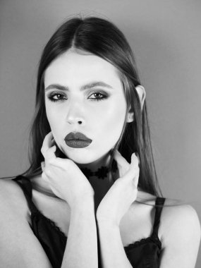 makyaj ve uzun saç kavramı. Kız güzel saç modeli ile siyah makyaj vardır