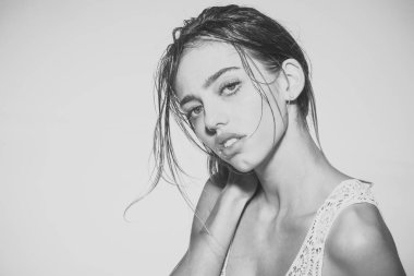 Şampuan ve losyon kavramı. Doğal makyaj ile seksi kız.