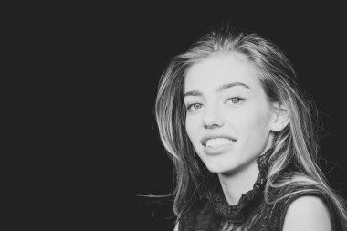 mutlu kız kameraya gülümsüyor. hiç makyaj mutlu yüz ve uzun saçlı olan kadın