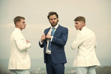 Güvenlik hizmet anlayışı. Erkekler üzerinde mavi gökyüzü poz