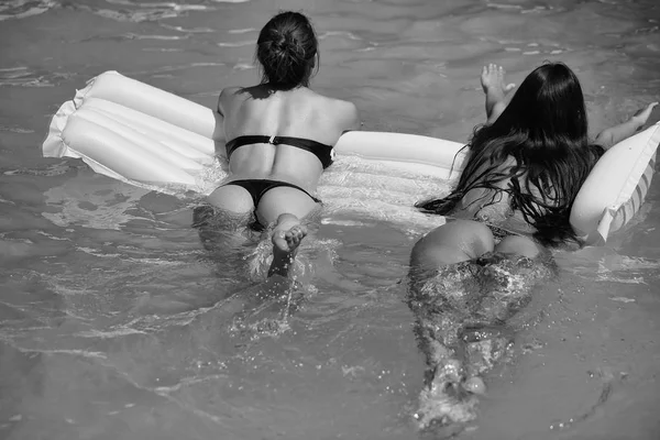 很性感的女孩在游泳池 — 图库照片