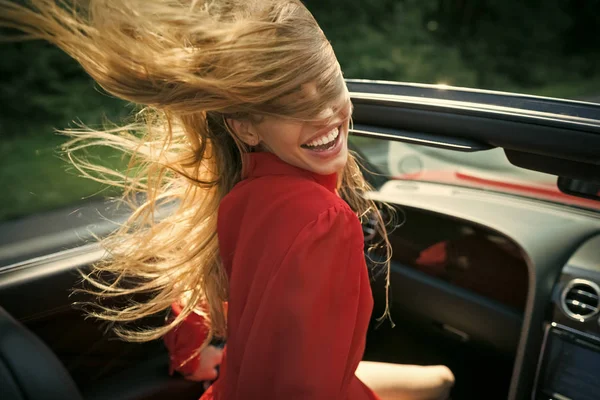 Perfume publicitario. Mujer de negocios o mujer bonita en coche descapotable . — Foto de Stock