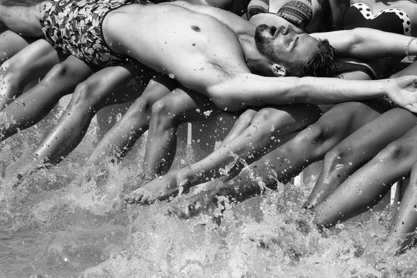 Paradijs voor een man. Man ligt op vrouwelijke benen — Stockfoto