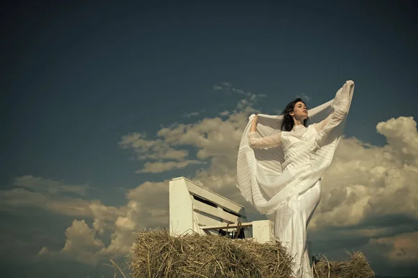 Conceito de férias de verão. Menina em vestido branco no dia ensolarado — Fotografia de Stock