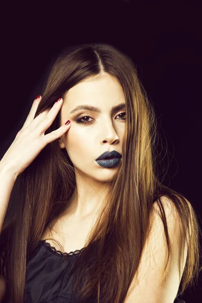 moda makyaj kız. siyah arka plan üzerine izole kadın var uzun saç ve makyaj