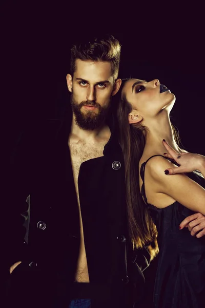 Модна пара. пара бородатого чоловіка, жінка в чорному з модним макіяжем — стокове фото