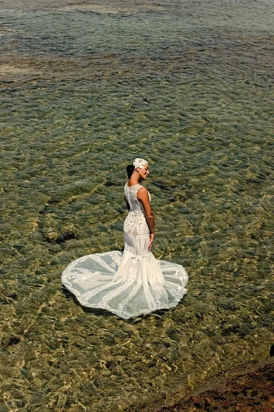 Egy nedves esküvői ruha menyasszony. Asszony fehér menyasszonyi ruha — Stock Fotó