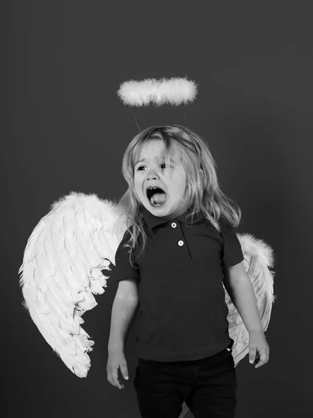 Les anges pleurent aussi. petit ange garçon pleurer avec des ailes de plumes blanches et halo — Photo