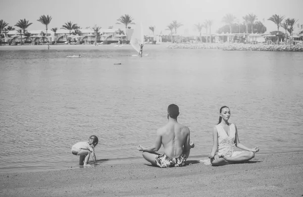 Estilo de vida saludable. familia de niño feliz, hombre y mujer meditando, pose de yoga —  Fotos de Stock