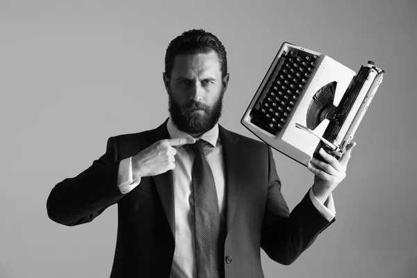 Affari alla vecchia maniera. uomo d'affari in abito blu e cravatta con macchina da scrivere — Foto Stock