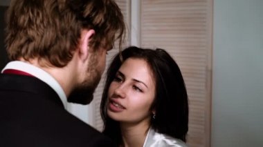 Çift sohbet edelim. Çift flört ve konuşuyor. İki arkadaş ya da iki konuşuyor. Çift evde konuşmak