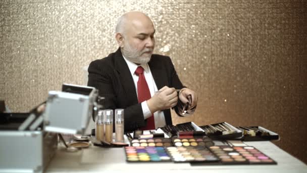 Artista trucco professionale che mostra master class per il trucco . — Video Stock