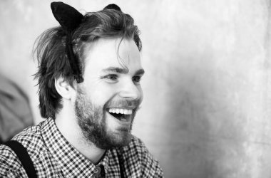 Stomatology. Siyah kedi kulak bandı kafasına ile gülümseyen adam