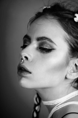 Yüz piercing ve takı. Sevimli yüz ve renk makyaj güzel kız