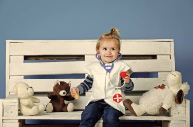 Gelecekteki mesleği kavramı. Evcil hayvan tahta bankta oturmak oyuncak ile mutlu çocuk