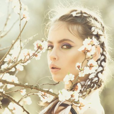 Cilt Bakımı ve güzellik. çiçekli bahar parkta güzel kız