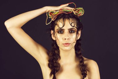 Hobi, etkinlik. renkli konu üzerinde kafa tutan örgüler ile kız