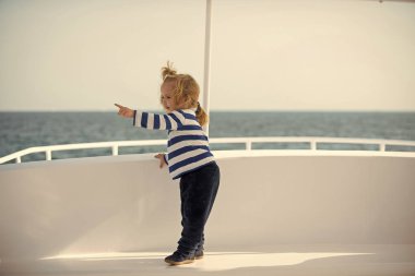 White yat oynayan küçük çocuk çocuk. Yatçılık ve yelken.